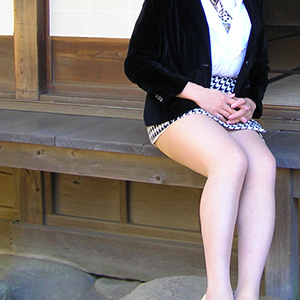 最近ではよく着るようになった和服も、この頃はまだトライしていなかったのでお洋服です。