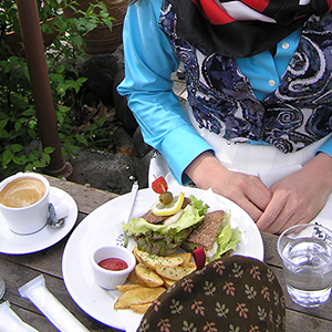 春先の冷んやりした空気の中で、色とりどりのファッションでランチ、楽しいです。