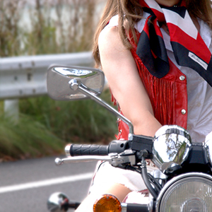 お友達がバイクを借りてきたので、みんなで撮影。